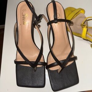 🟡 Elegant Black Strappy Sandals